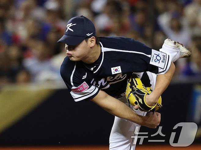 13일(현지시간) 오후 대만 타이베이시 타이베이돔에서 열린 2024 WBSC 프리미어12 B조 예선 대한민국과 대만의 경기, 8회말 마운드에 오른 조병현이 역투하고 있다. 2024.11.13/뉴스1 ⓒ News1 장수영 기자