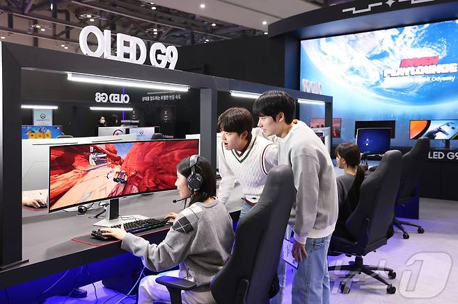 삼성전자 모델이 지스타 2024 오디세이 모니터 체험존 'All Ready. OLED'에서 오디세이 OLED G9 모니터로 게임을 체험하고 있다.(삼성전자 제공) ⓒ News1 한재준 기자