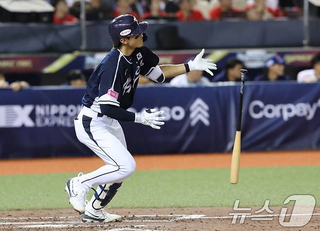 13일(현지시간) 오후 대만 타이베이시 타이베이돔에서 열린 2024 WBSC 프리미어12 B조 예선 대한민국과 대만의 경기, 4회초 대한민국 공격 1사 2루 상황에서 김도영이 1타점 2루타를 치고 있다. 2024.11.13/뉴스1 ⓒ News1 장수영 기자