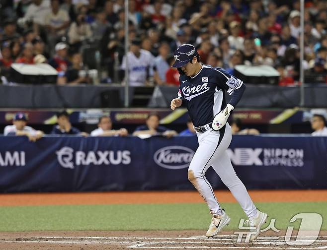 13일(현지시간) 오후 대만 타이베이시 타이베이돔에서 열린 2024 WBSC 프리미어12 B조 예선 대한민국과 대만의 경기, 7회초 대한민국 공격 1사 상황에서 나승엽이 솔로홈런을 친 뒤 홈을 밟고 있다. 2024.11.13/뉴스1 ⓒ News1 장수영 기자