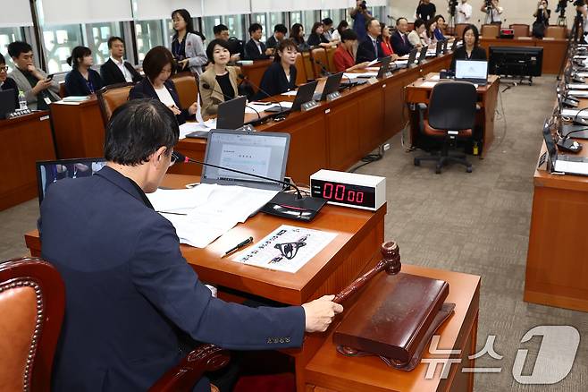 박주민 보건복지위원장이 26일 오전 서울 여의도 국회에서 열린 보건복지위원회 전체회의에서 안건을 상정하며 의사봉을 두드리고 있다. 2024.9.26/뉴스1 ⓒ News1 김민지 기자