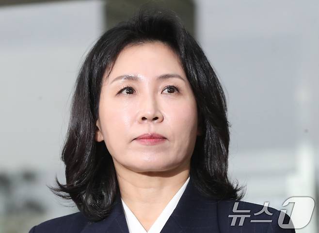 공직선거법 위반 혐의로 불구속 기소된 더불어민주당 이재명 대표의 배우자 김혜경 씨가 14일 오후 경기 수원시 영통구 수원지방법원에서 열린 선고공판을 마친 뒤 법정을 나서고 있다. 수원지법은 이날 김 씨 공직선거법 위반 혐의 선고공판에서 벌금 150만원을 선고했다. 2024.11.14/뉴스1 ⓒ News1 김영운 기자