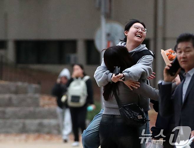 14일 오후 서울 중구 이화여자외국어고등학교에서 2025학년도 대학수학능력시험을 마친 수험생들이 고사장을 나서며 가족과 포옹하고 있다. 수능 출제기관인 한국교육과정평가원은 오는 18일 오후 6시까지 문제 및 정답 이의신청을 받고, 심사를 거쳐 26일 오후 5시 정답을 확정해 발표한다. 2025학년도 수능 성적은 다음달 6일에 수험생들에게 통지된다. 2024.11.14/뉴스1 ⓒ News1 오대일 기자