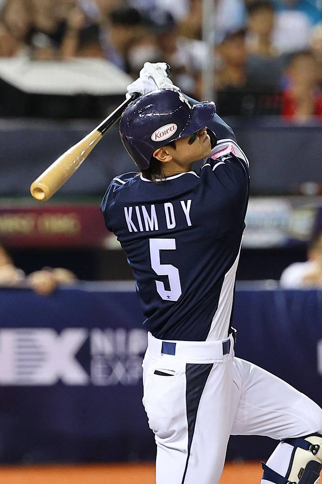 13일 오후 대만 타이베이돔에서 열린 2024 세계야구소프트볼연맹(WBSC) 프리미어12 B조 조별리그 대한민국과 대만의 경기. 3회말 1사 2루에서 한국 김도영이 1타점 적시타를 치고 있다. 사진 | 타이베이=연합뉴스