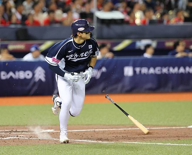 13일 오후 대만 타이베이돔에서 열린 2024 세계야구소프트볼연맹(WBSC) 프리미어12 B조 조별리그 대한민국과 대만의 경기. 3회말 1사 2루에서 한국 김도영이 1타점 적시타를 치고 있다. 사진 | 타이베이=연합뉴스