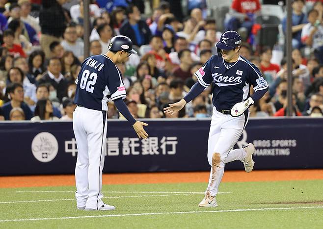 13일 오후 대만 타이베이돔에서 열린 2024 세계야구소프트볼연맹(WBSC) 프리미어12 B조 조별리그 대한민국과 대만의 경기. 7회초 1사에서 나승엽이 솔로 홈런을 치고 홈인하고 있다. 사진 |  타이베이=연합뉴스