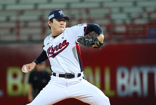 14일 오후 대만 타이베이 톈무야구장에서 열린 세계야구소프트볼연맹(WBSC) 프리미어12 2024 B조 조별리그 대한민국과 쿠바의 경기. 한국 선발 곽빈이 역투하고 있다. 사진 | 타이베이=연합뉴스