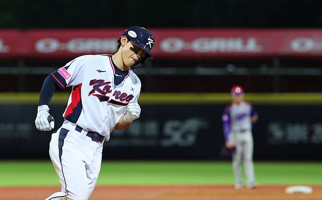 14일 오후 대만 타이베이 톈무야구장에서 열린 세계야구소프트볼연맹(WBSC) 프리미어12 2024 B조 조별리그 대한민국과 쿠바의 경기. 7회말 1사에서 솔로홈런을 친 김도영이 그라운드를 돌고 있다. 사진 | 타이베이=연합뉴스