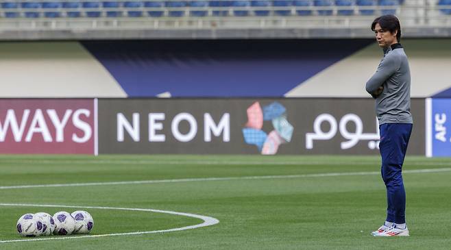 홍명보 감독의 쿠웨이트 전 구상은?

    (쿠웨이트시티=연합뉴스) 황광모 기자 = 11회 연속 월드컵 본선 진출에 도전하는 한국 축구대표팀의 홍명보 감독이 13일 오후(현지시간) 쿠웨이트 자베르 알 아흐메드 국제 경기장에서 열린 2026 북중미 월드컵 아시아지역 3차 예선 B조 5차전 공식 훈련에서 생각에 잠겨 있다.

    태극전사들은 14일 오후 쿠웨이트를 제물로 승점 3점 확보를 위한 경기를 치른다. 2024.11.14