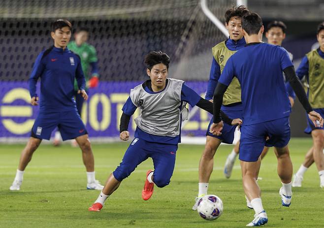 이강인의 실전같은 드리블

    (쿠웨이트시티=연합뉴스) 황광모 기자 = 11회 연속 월드컵 본선 진출에 도전하는 한국 축구대표팀의 이강인이 13일 오후(현지시간) 쿠웨이트 자베르 알 아흐메드 국제 경기장에서 열린 2026 북중미 월드컵 아시아지역 3차 예선 B조 5차전 공식 훈련에서 동료 선수들과 실전같은 드리블을 하고 있다.

    태극전사들은 14일 오후 쿠웨이트를 제물로 승점 3점 확보를 위한 경기를 치른다. 2024.11.14