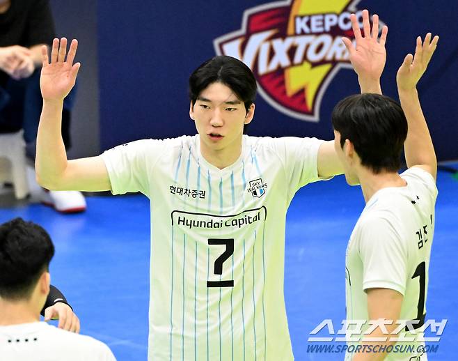 14일 수원체육관에서 열린 V리그 남자부 한국전력과 현대캐피탈의 경기, 현대캐피탈 허수봉이 공격을 성공한 후 환호하고 있다. 수원=허상욱 기자 wook@sportschosun.com/2024.11.14/
