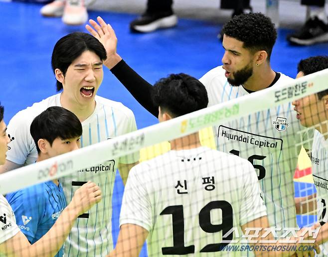14일 수원체육관에서 열린 V리그 남자부 한국전력과 현대캐피탈의 경기, 현대캐피탈 허수봉이 공격을 성공한 후 레오와 함께 환호하고 있다. 수원=허상욱 기자 wook@sportschosun.com/2024.11.14/