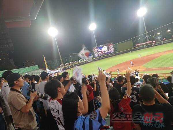 열띤 응원을 펼치는 한국 관중들. ⓒ스포츠한국 이정철 기자