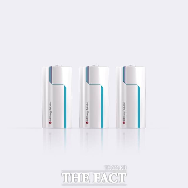 LG에너지솔루션은 미국의 전기차 회사 리비안에 차세대 원통형 4695 배터리(사진)를 대규모 공급한다. /LG에너지솔루션