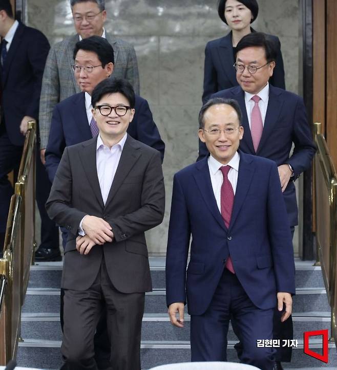 한동훈 국민의힘 대표와 추경호 원내대표가 12일 국회에서 열린 '이재명 민주당의 사법방해저지 긴급대책회의'에 참석하고 있다. 김현민 기자