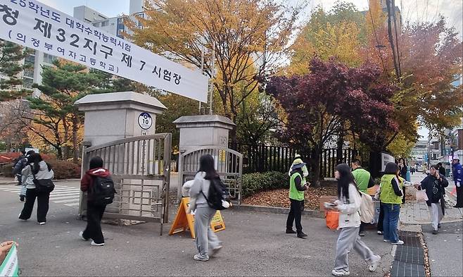 대학수학능력시험일인 14일 오전 경기 의정부여자고등학교에 설치된 '경기도교육청 제32지구 제7시험장'으로 학생들이 들어가고 있다. /뉴시스