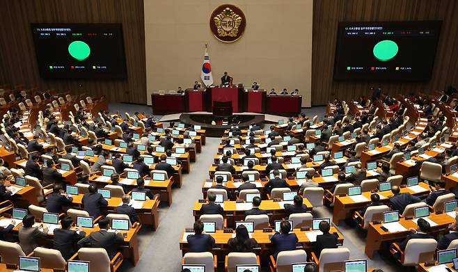 14일 국회 본회의에서 도로교통법 개정안이 통과되고 있다. /연합뉴스