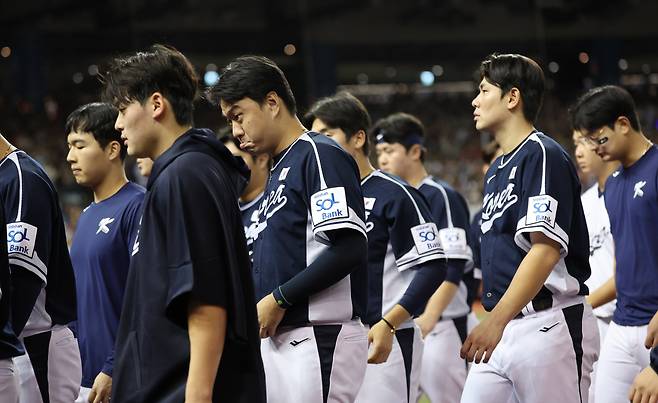 13일(현지 시각) 오후 대만 타이베이시 타이베이돔에서 열린 2024 WBSC 프리미어12 B조 예선 대한민국과 대만의 경기에서 3대 6으로 패배한 대한민국 대표팀 선수들이 어두운 표정으로 경기장을 나서고 있다. /뉴스1