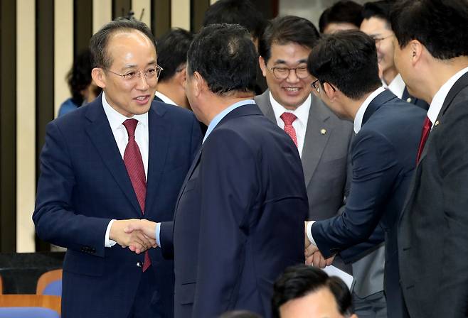 추경호 국민의힘 원내대표와 배준영 원내수석부대표가 14일 오후 서울 여의도 국회에서 열린 의원총회에서 의원들과 인사나누고 있다. /뉴스1