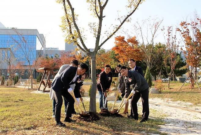 포스코인터내셔널과 인천 서구, 초록우산 관계자들이 12일 인천 서구 원창공원에서 열린 미세먼지 저감 5호 숲 준공 행사에서 식수 세리머니를 하고 있다. 
포스코인터내셔널 제공