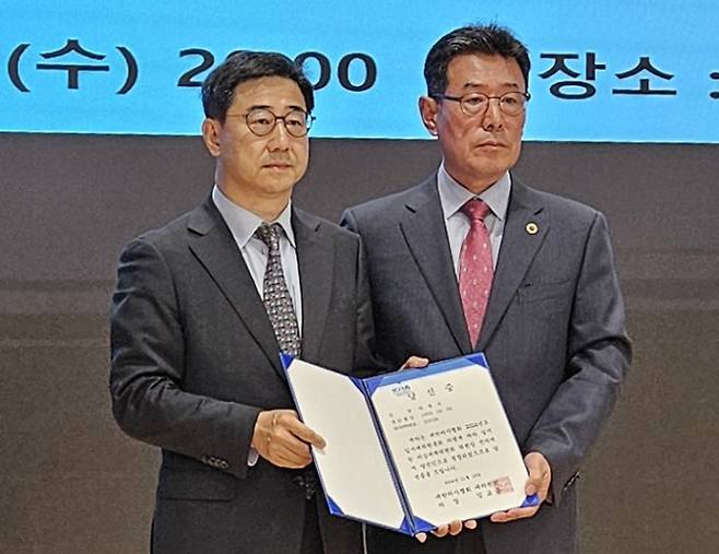 13일 서울 대한의사협회에서 박형욱 대한의학회 부회장(왼쪽)이 비대위원장 당선증을 받고 있다. 임기는 내년 초 차기 회장 선출 전까지다. 대한의사협회 제공