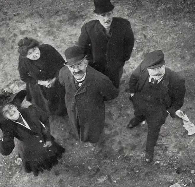 1910년대 사람들이 단체사진 찍는 법.jpg