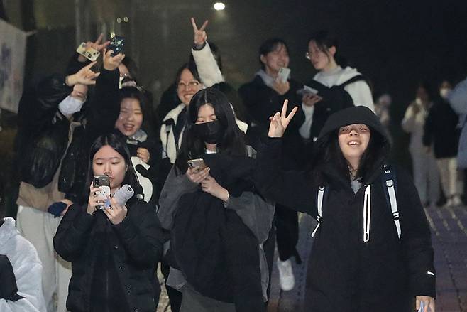 지난해 경기 화성시 나루고등학교에서 수능 시험을 마친 수험생들이 시험장을 나오고 있다. (ⓒ뉴스1, 무단 전재-재배포 금지)