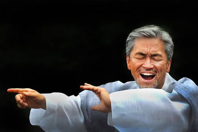 얼씨구! 이리 보면 춤이고, 또 저리 보면 대금을 연주하고 있다. 아니, 태평소를 팔에 걸고 노래를 불러 젖히는 중이다. 함께 늙어가는 단짝 김녕만 작가가 한장에 담은 장사익의 학습 이력서. 사진 김녕만