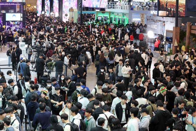 국내 최대 게임 전시회 '지스타 2024'가 개막한 14일 부산 해운대구 벡스코 제1전시장에 관람객이 몰려 있다. 부산=뉴시스