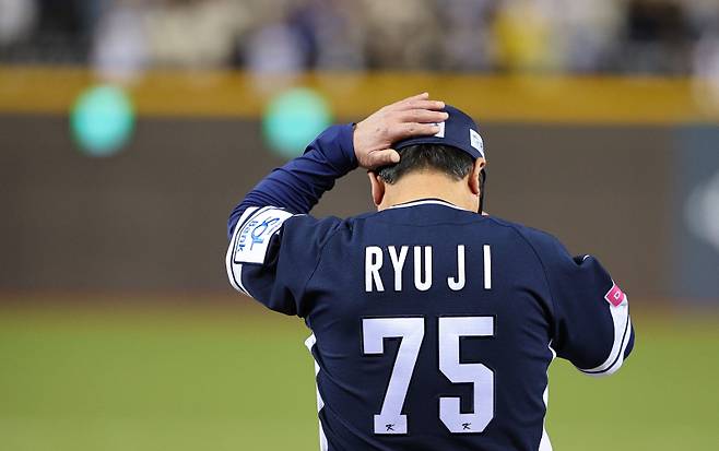 <yonhap photo-4591=""> 생각에 잠긴 류중일 감독 (타이베이=연합뉴스) 한종찬 기자 = 13일 오후 대만 타이베이돔에서 열린 세계야구소프트볼연맹(WBSC) 프리미어12 2024 B조 조별리그 대한민국과 대만의 경기. 경기 시작전 류중일 감독이 생각에 잠겨있다. 2024.11.13 saba@yna.co.kr/2024-11-13 19:51:11/ <저작권자 ⓒ 1980-2024 ㈜연합뉴스. 무단 전재 재배포 금지, AI 학습 및 활용 금지></yonhap>