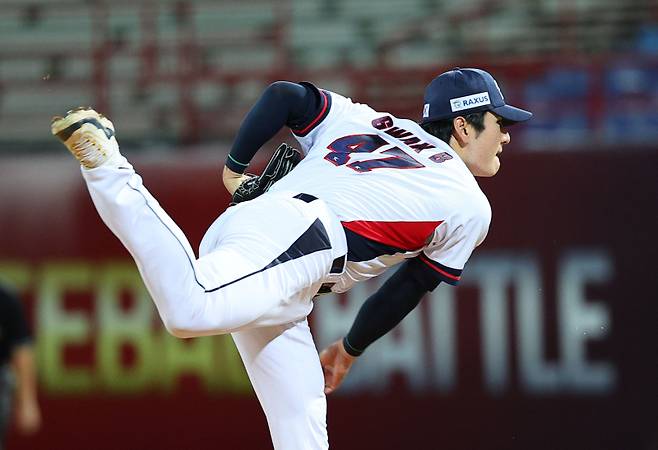 <yonhap photo-6005="">14일 오후 대만 타이베이 톈무야구장에서 열린 세계야구소프트볼연맹(WBSC) 프리미어12 2024 B조 조별리그 대한민국과 쿠바의 경기. 한국 선발 곽빈이 역투하고 있다. 사진=연합뉴스</yonhap>