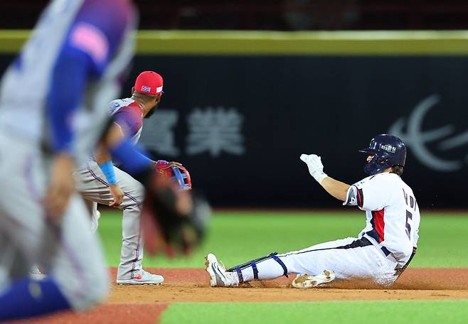 <yonhap photo-6385="">14일 오후 대만 타이베이 톈무야구장에서 열린 세계야구소프트볼연맹(WBSC) 프리미어12 2024 B조 조별리그 대한민국과 쿠바의 경기. 5회말 1사에서 안타를 친 김도영이 2루까지 진루하고 있다. 사진=연합뉴스</yonhap>