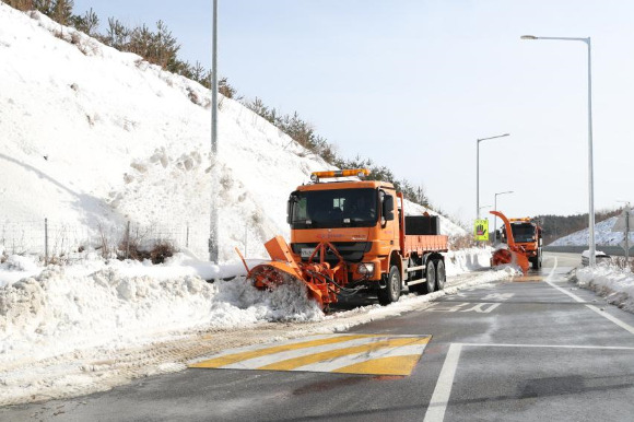 고속도로 제설작업. [사진=한국도로공사]