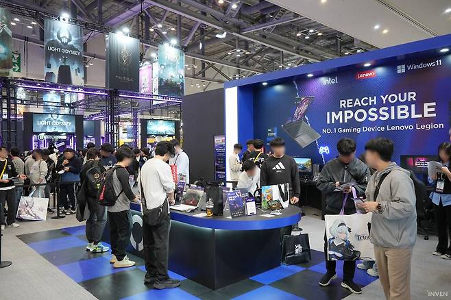 ▲ 중앙에 있는 제품들부터 살펴보겠습니다