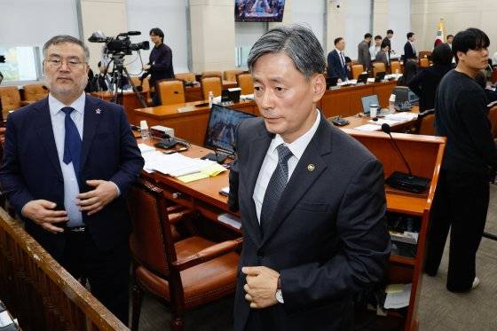 조지호 경찰청장이 11일 서울 여의도 국회에서 제418회 국회(정기회) 제10차 행정안전위원회 전체회의가 후속 의사일정 논의 등으로 정회되자 이석하고 있다. 뉴스1