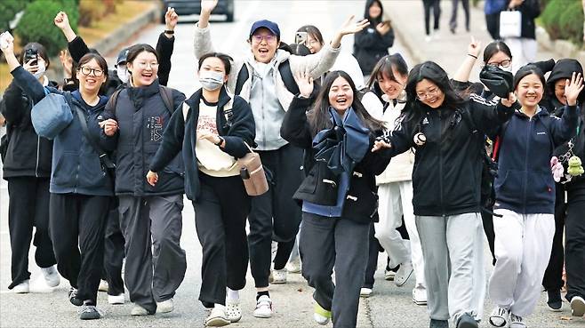 < “친구야! 고생했어” > 14일 오후 경기 수원시 화서동 영복여고에서 2025학년도 대학수학능력시험을 마친 수험생들이 환하게 웃고 있다. 이날 수능은 오전 8시40분에 시작해 오후 5시45분(제2외국어·한문 영역)에 종료됐다.  /연합뉴스