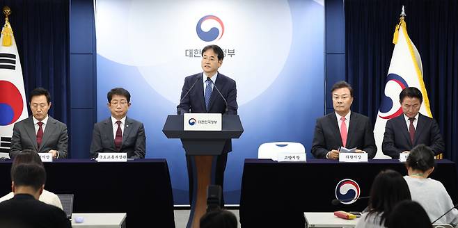 이동환 고양시장이 5일 오전 정부서울청사에서 열린 국토부·서울시·경기도, 수도권 그린벨트 해제 합동 브리핑에서 발언하고 있다.     왼쪽부터 오세훈 서울시장, 박상우 국토부 장관, 이동환 고양시장, 김성제 의왕시장, 김동근 의정부시장. 연합뉴스