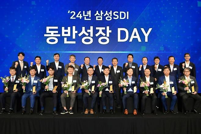 삼성SDI가 지난 13일 더블트리 바이힐튼 서울 판교 호텔에서 개최한 ‘2024년 삼성SDI 동반성장 DAY’에서 최윤호 삼성SDI 대표이사 사장과 베스트 파트너사에 선정된 파트너사 대표들이 기념사진을 찍고 있다. 삼성SDI 제공