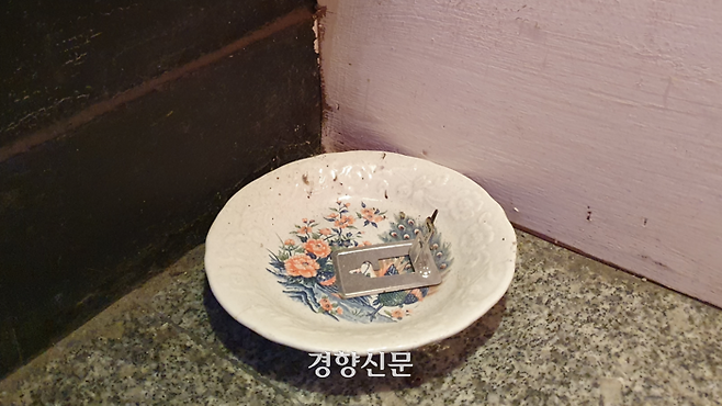 지난해 10월 27일 용산구 보광동의 한 상가 술집 입구 옆 모퉁이에 모기향을 피운 흔적이 있다. 이예슬 기자