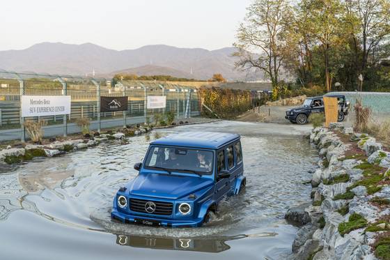 An electrified Mercedes-Benz G-Class SUV goes through off-road courses at the AMG Experience Center in Yongin, Gyeonggi. [MERCEDES-BENZ KOREA]