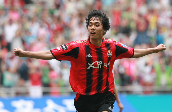 FC Seoul forward Park Chu-young celebrates during the K League match against Busan IPark at Seoul World Cup Stadium in western Seoul on May 5, 2006. [JOONGANG ILBO]