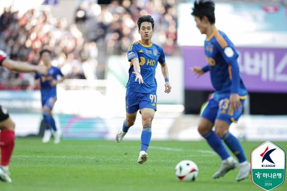 Ulsan HD's Park Chu-young, center, in action during the K League 1 match against FC Seoul at Seoul World Cup Stadium in western Seoul on Sunday, Nov 10. [YONHAP]