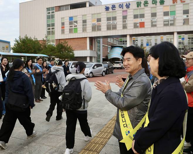 김대중 전남교육감이 이날 오전 76지구 제2시험장인 봉황고등학교 교문에서 수험생들을 향해 격려의 박수를 보내고 있다. 전남교육청