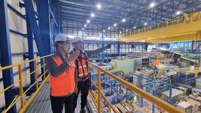 지난 13일 한국동서발전 음성건설본부에 방문한 권명호 동서발전 사장(왼쪽)이 전준모 동서발전 음성건설본부장과 음성천연가스발전소 건설현장을 둘러보고 있다. 한국동서발전