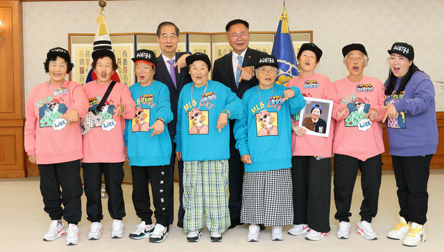 한덕수 국무총리가 접견실에서 김재욱 칠곡군수, 수니와칠공주 할머니들과 럭키 칠곡 포즈를 하며 기념 촬영을 하고 있다.   칠곡군 제공