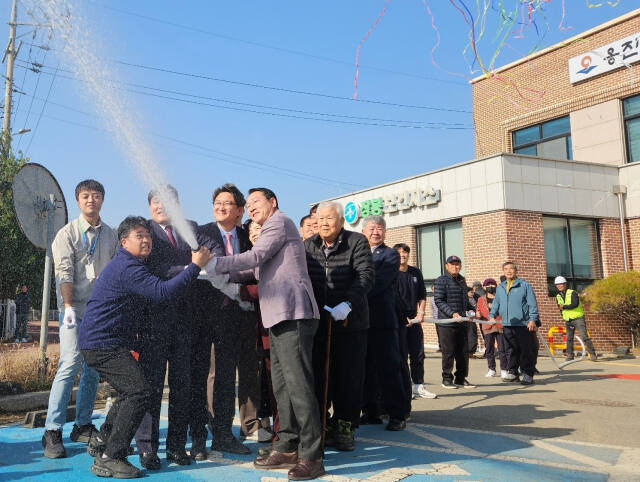 13일 오전 유정복 인천시장과 관계자들이 물대포를 발사하며 지방상수도 통수를 알리고 있다. 장민재기자