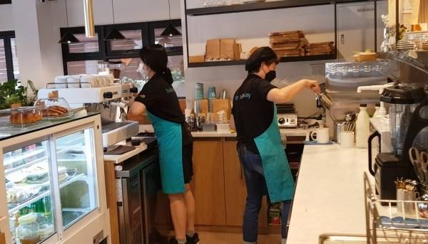 인천의 한 신중년 고용 카페에서 직원들이 근무를 하고 있다. [매경DB]