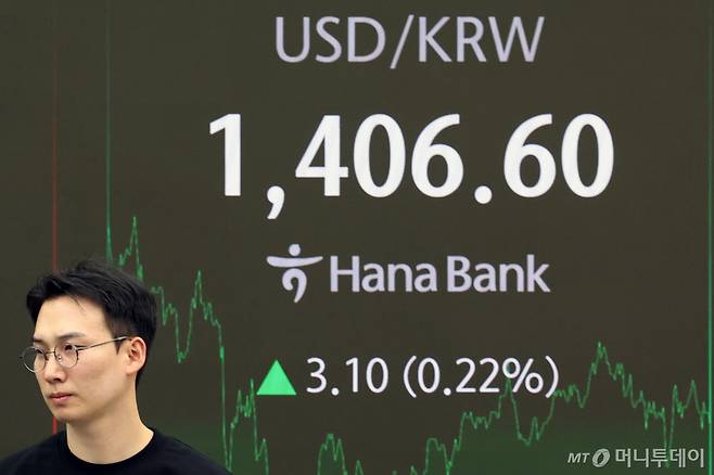 (13일 오후 서울 중구 하나은행 본점 딜링룸 전광판에 원·달러 환율이 3.10원 오른 1406.60원을 나타내고 있다./사진=뉴스1