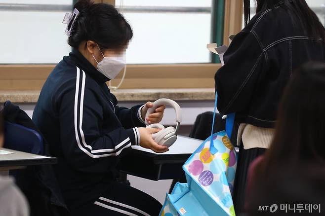 2025학년도 대학수학능력시험(이하 수능) 당일인 14일 서울 여의도여자고등학교 시험장에서 한 수험생이 본 시험에 앞서 전저기기를 반납하고 있다.  올해 수능은 지난해보다 1만8082명 늘어난 52만2670명이 지원해 오전 8시 40분부터 오후 5시 45분까지 전국 85개 시험지구 1천282여개 시험장에서 일제히 시작해 치뤄진다.  2025학년도 수능 성적 통지표는 약 3주뒤인 12월 6일 수요일 수험생에게 배부된다. /사진=임한별(머니S)