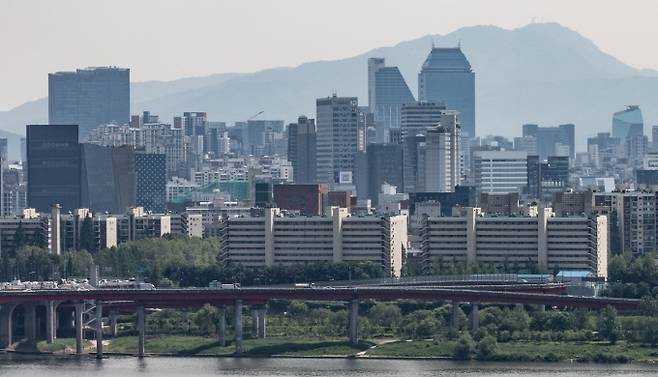 압구정특별계획구역3재건축정비사업장에 대한 정비계획 변경(안)에 대한 주민공람이 시작된 가운데 서울시 계획과 차이가 있어 갈등이 빚어질 것으로 우려된다. 사진은 서울 강남구 압구정동 재건축 예정 아파트 단지 모습. /사진=뉴스1